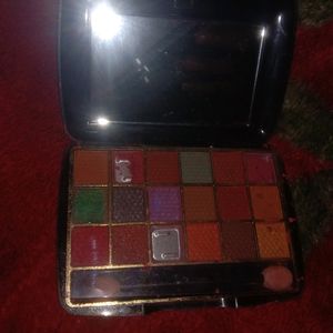 EYESHADOW PALETTE FOR PARTY MAKEUP 18 COLOURS