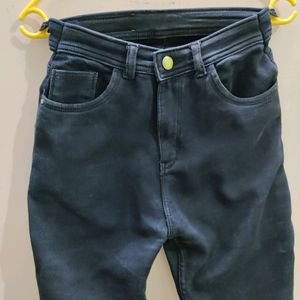 Black Color Skinny Jeans.