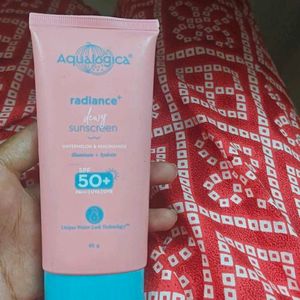 Aqualogica Radiance Dewy 50spf Sunscreen