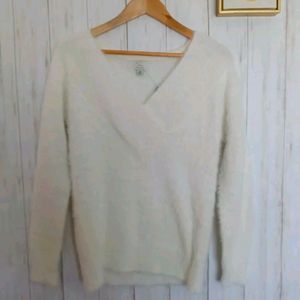 Sweater For Women In Good Condition .