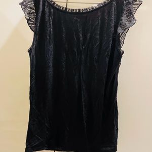 CUTE LACE TOP BY BERSHKA IN SIZE M