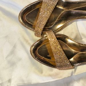 N15. GOLD SPARKLING HEELS