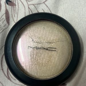 MAC Show Gold Highlighter