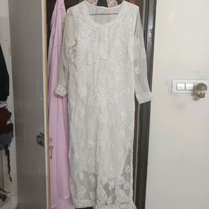 White Chikankari Kurta With Embroidery