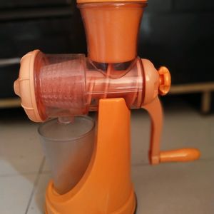 Hand juicer