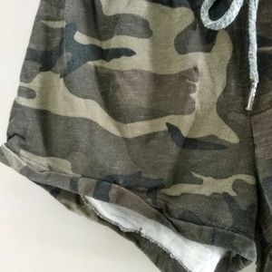 Combo Bershka Military  Shorts/Atmosphere Short