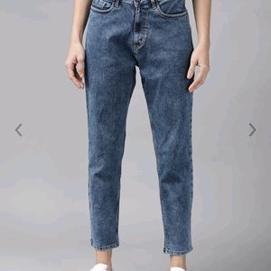 Boyfriend Fit Light Fade Cropped Jeans