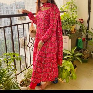 Beautiful Badhani Kurti With Dupatta