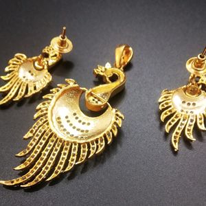 TRENDY GOLDEN PEACOCK PENDANT SET