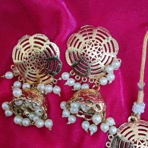 Gold And Pearl Jewellery Set With Tikka