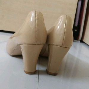 Nude Pumps/Heels