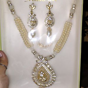 White Pearl Necklace With Earrings.