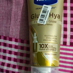 Vaseline Gluts Hya Serum In Lotion (Flawless Glow)