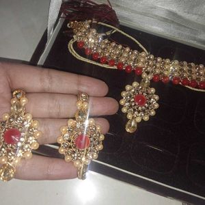 A Jewellery Set