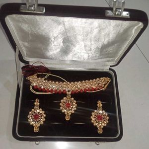 A Jewellery Set