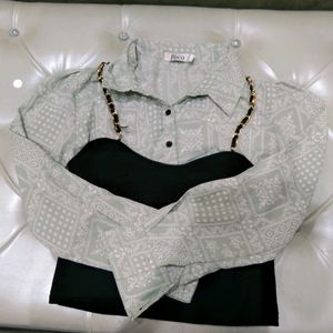 A pemplum sleeves top with chain blouse upon it