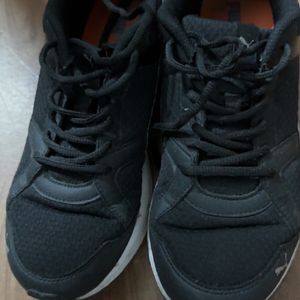 Black PUMA Original Sneakers Like New