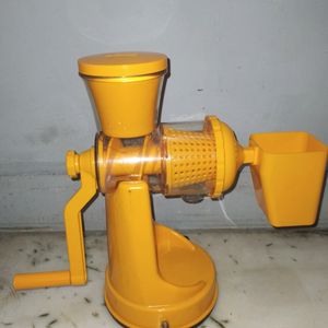 Plastic Yellow Regular Hand Juicer (Yellow)