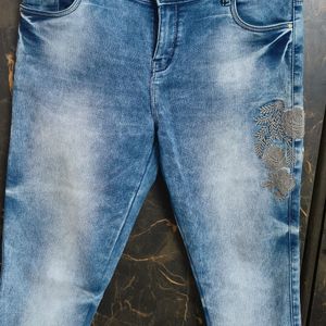 Women Casual Blue Denim Jeans (3/4 Length Of Leg)