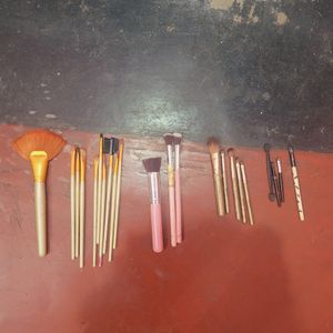 22 Makeup Brushes