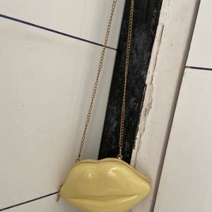 lip shape sling purse