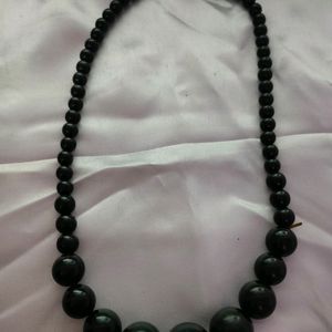 black beaded lac necklace