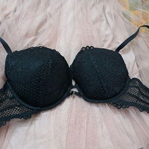 Set Of 2 LA SENZA Bras. 36D. Red And Black