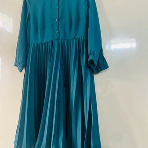 Dress with pleated pattern