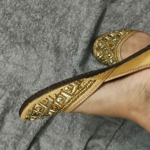 Gold Jhuttis