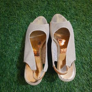 golden heels size 5  very good co