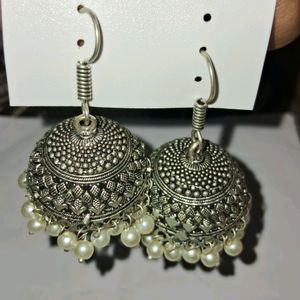 Silver Colour Jhumka Set With White Moti