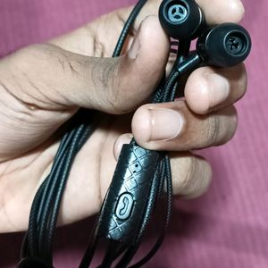 Stong Bass in-ear Headphones-Black