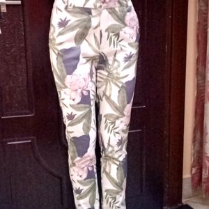 New🥳  Creamy floral Print Pants 🌸