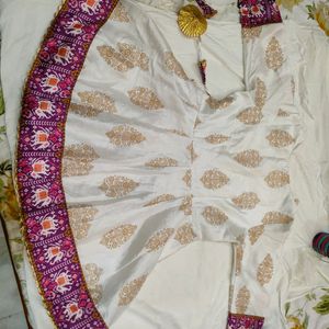 Ahalyaa white and purple ethnic V Neck Tunic