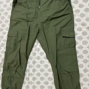 People green cargo joggers with 4 pockets