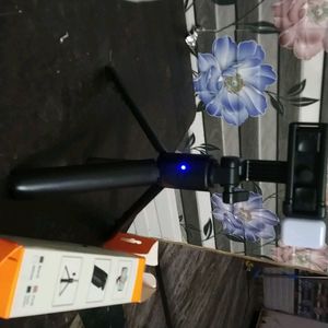 Bluetooth selfie Stick R1S and portable Stand