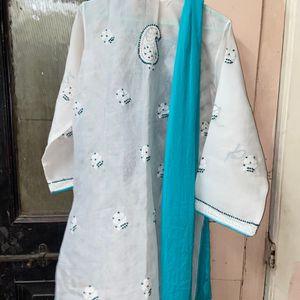 new Lucknowi Kurti set with Shiffon dupatta not worn even once no defects at all