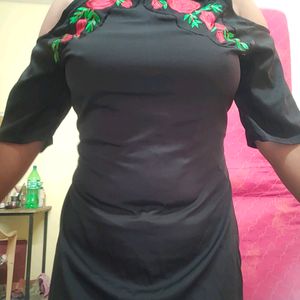 Black cold-shoulder dress with rose embroidery