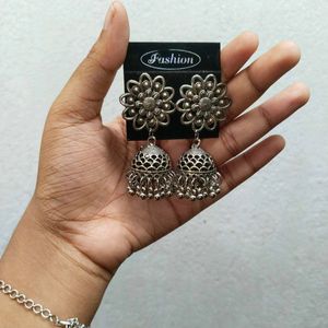 1 Choker And Earrings Set