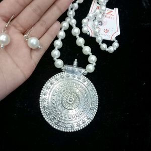 Beautiful white Pearl  necklace with pendant