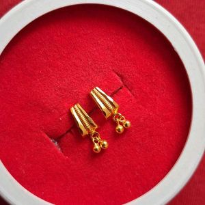 Beautiful New Small Earrings Gold