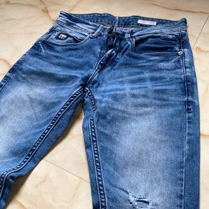 Distressed  Demin Jeans