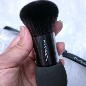 MAC Foundation Brush