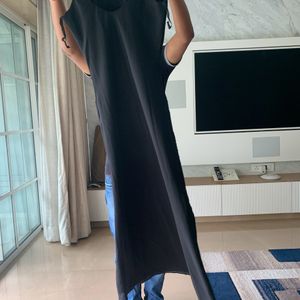 Full Black Slevless Gown