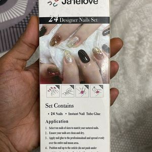 24 Designer Press On Nails