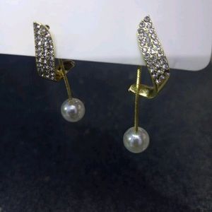 Unused Zirconia Metal Earrings With Pearl