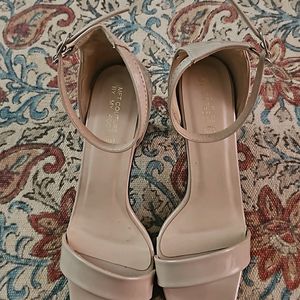 Steal Deal NUDE HEELS