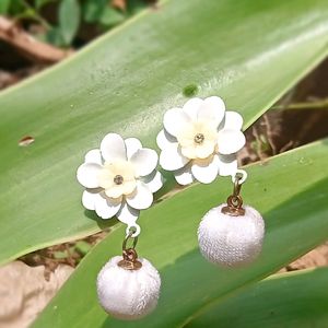 Gorgeous White Flower Earings