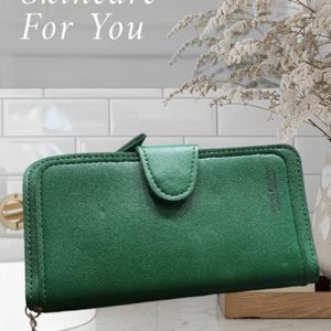 Woman's Green Wallet