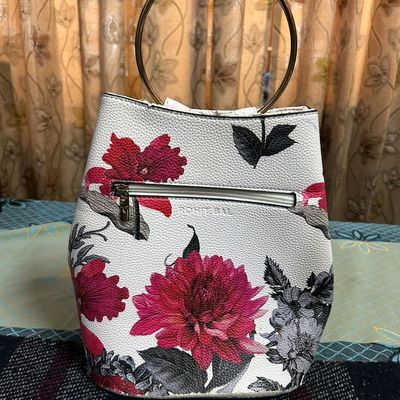 Inspiring Hands - Get this amazing floral clutch designed by Rohit Bal....  For more info contact us or DM us . . . . . #oriflame#oriflameindia  #oriflamebusiness #oriflameopportunity #oriflameproducts #bagsofinstagram  #bag #designer #